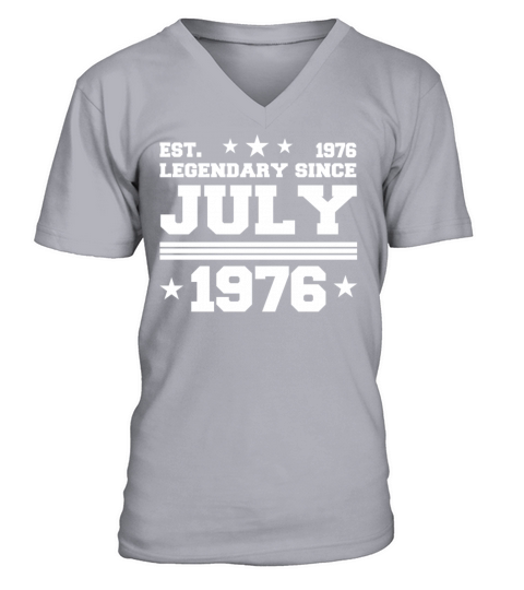 46th birthday July vintage 1976 gift idea V-Neck T-shirt